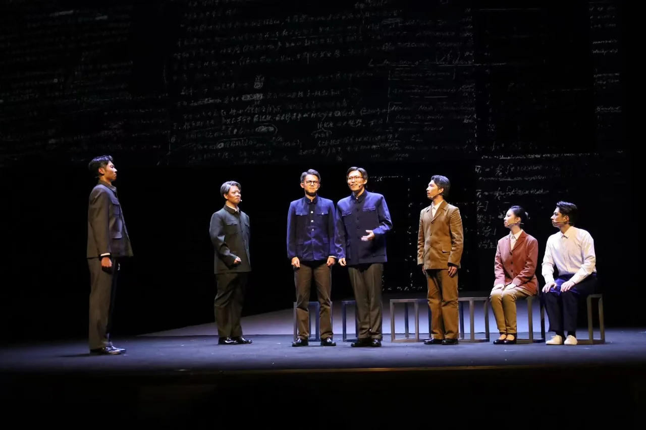 《与光同行》的群像场景,七位演员在写满文字的背景前站立或就座