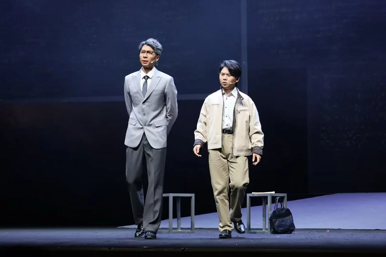 《与光同行》舞台上,灰发眼镜造型的叶培大与另一位演员并肩站立